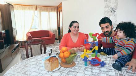 Zwei Zimmer, Wohnküche, Bad. Lange haben Amin und seine Frau Reem auf eine eigene Wohnung gewartet, Anfang Oktober war es endlich so weit. Jetzt können sie wieder Gäste empfangen – und sie an ihrem eigenen Tisch bewirten. Zuvor hattedie Familie zu dritt in einem einzigen Zimmer gelebt.