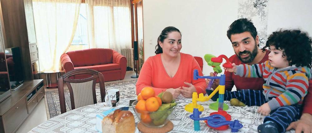 Zwei Zimmer, Wohnküche, Bad. Lange haben Amin und seine Frau Reem auf eine eigene Wohnung gewartet, Anfang Oktober war es endlich so weit. Jetzt können sie wieder Gäste empfangen – und sie an ihrem eigenen Tisch bewirten. Zuvor hattedie Familie zu dritt in einem einzigen Zimmer gelebt.