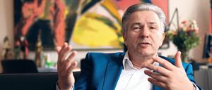 Klaus Wowereit wurde 1953 in Berlin-Tempelhof geboren, studierte Jura, trat mit 19 Jahren der SPD bei. Er war von 2001 bis 2014 Regierender Bürgermeister. Im Dezember 2014 legte er sein Amt nieder und zog sich aus der Politik zurück.