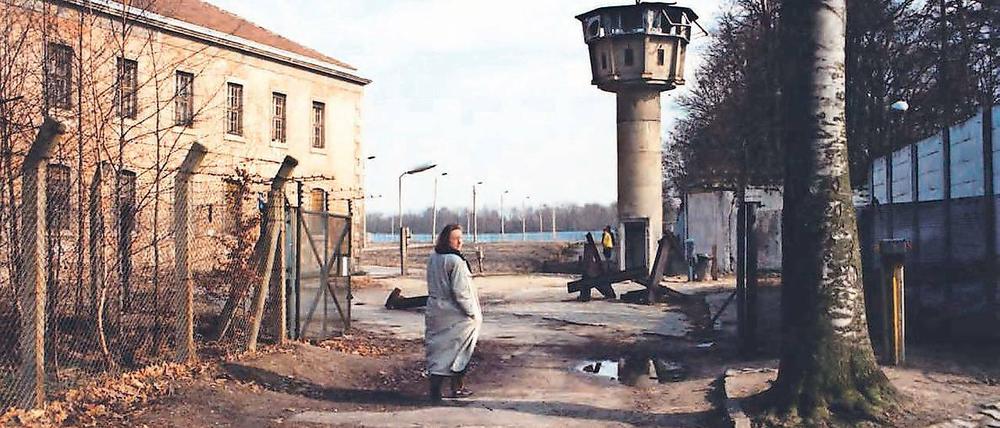 Der Blick zurück. Akademiegebäude und Grenzsicherungsanlagen (Südflügel des Hauses 1) um 1990. Zu DDR-Zeiten wurden staatstreue Führungskräfte am Griebnitzsee ausgebildet. Heute studieren auf dem Campus Juristen und Wirtschaftswissenschaftler der Uni Potsdam.