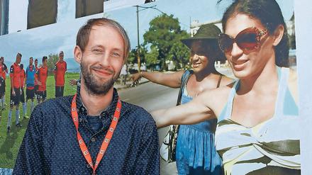 Mit Herzblut. Daniel Abma vor dem Filmposter zu „Transit Havanna“.