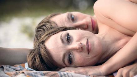 Eine Liebe, die nicht sein darf. Heimlich kommen sich der 18-jährige Christian (Jonas Nay) und seine neue Englischlehrerin Stella Petersen (Julia Koschitz) näher.
