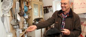 Wolfgang Weber holt für Besucher des Heimatmuseums gern rohe Kaffeebohnen und den alten Röster hervor, die Küche wird bald durch einen Kühlschrank komplettiert.