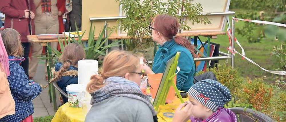 Grund zum Feiern. Essenspause bei der Eröffnung des Familienzentrums.