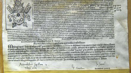 Reformationsauslöser. Ein originaler Ablassbrief aus dem Jahr 151 im Stadtmuseum im Mönchenkloster in Jüterbog. Der Gebäudekomplex beherbergt die Stadtbibliothek, ein Begegnungszentrum und das Stadtmuseum.