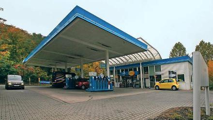 Schwere Straftat. „Clowns“ raubten diese Tankstelle in Bornim aus.