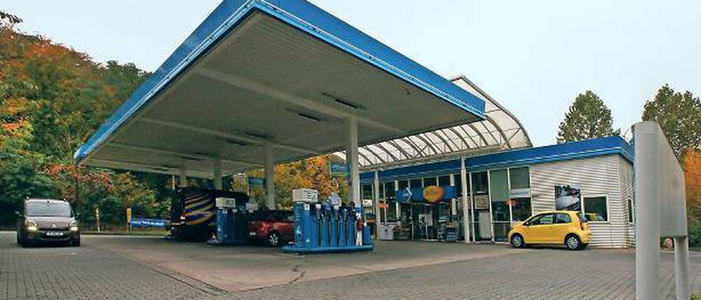 Schwere Straftat. „Clowns“ raubten diese Tankstelle in Bornim aus.