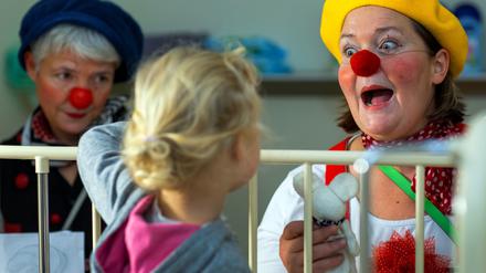 Klinikclowns heitern Kranke und Kinder auf und spenden Trost. In Potsdam bekamen sie nun hasserfüllte Nachrichten.