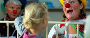 Klinikclowns heitern Kranke und Kinder auf und spenden Trost. In Potsdam bekamen sie nun hasserfüllte Nachrichten.