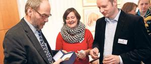 Zum Abschied einen dicken Fisch. Detlef Knuth entdeckt im Geschenkekästchen seine Patenschaftsplakette für den Museumswels. Heimische Fischarten sind Knuths Fachgebiet.