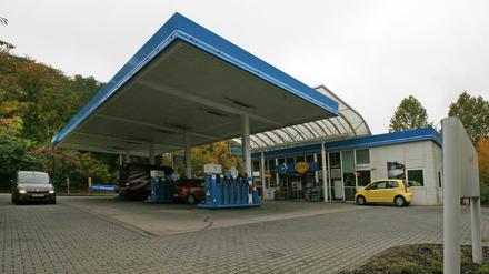 Zwei unbekannte Männer überfielen diese Tankstelle in Bornim.