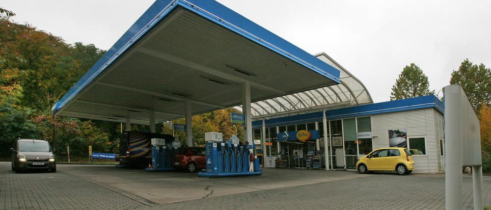 Zwei unbekannte Männer überfielen diese Tankstelle in Bornim.