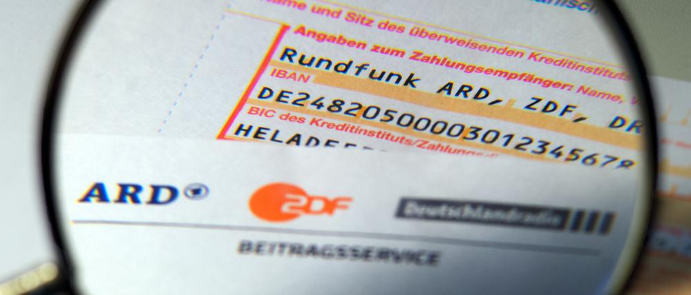 Das Landgericht Potsdam habe die Anordnung von sechs Monaten Erzwingungshaft gegen die alleinerziehende Mutter aufgehoben.