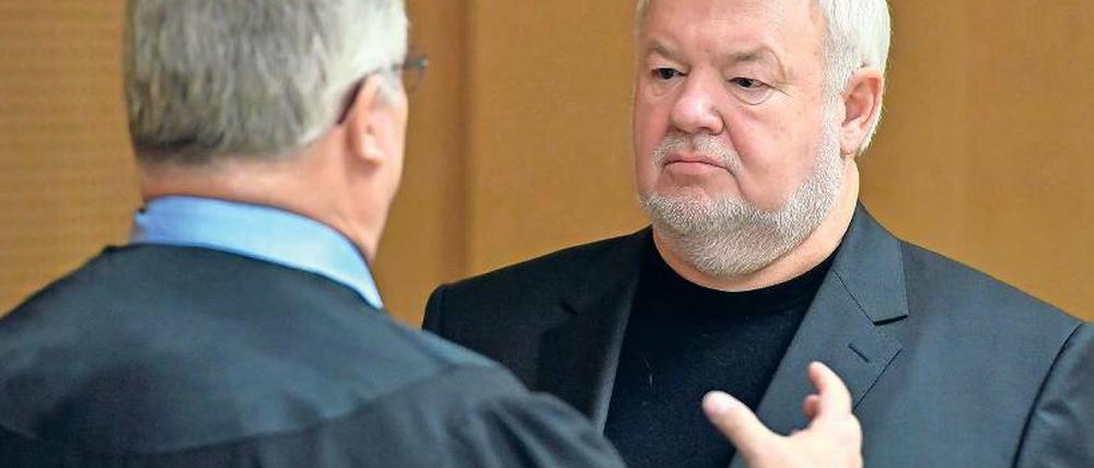 Wieder vor Gericht. Axel Hilpert am Montag mit seinem Anwalt.