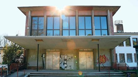 Bauliches Stadtgedächtnis. Thomas Wernicke hält die Eingangshalle des Bahnhofs Pirschheide mit ihrer 50er-Jahre-Architektur für erhaltenswert.