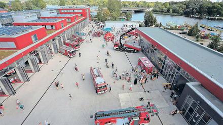 In Personalnot. Bei der Potsdamer Feuerwehr sind derzeit zwölf Stellen nicht besetzt. Das führt immer wieder zu Engpässen. Die Dienstleistungsgewerkschaft Verdi kritisiert die Personalausstattung als zu knapp. Die neue Brandschutzbedarfsplanung der Stadt ist seit Monaten überfällig.