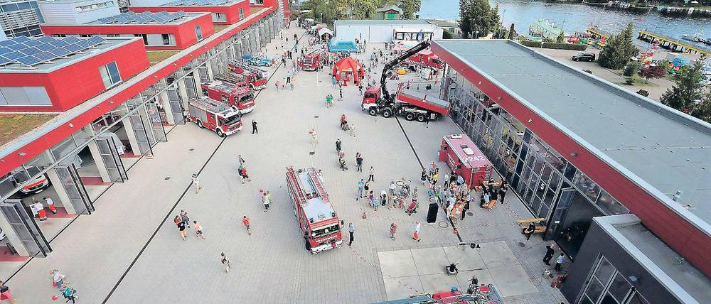 In Personalnot. Bei der Potsdamer Feuerwehr sind derzeit zwölf Stellen nicht besetzt. Das führt immer wieder zu Engpässen. Die Dienstleistungsgewerkschaft Verdi kritisiert die Personalausstattung als zu knapp. Die neue Brandschutzbedarfsplanung der Stadt ist seit Monaten überfällig.
