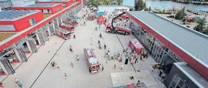 In Personalnot. Bei der Potsdamer Feuerwehr sind derzeit zwölf Stellen nicht besetzt. Das führt immer wieder zu Engpässen. Die Dienstleistungsgewerkschaft Verdi kritisiert die Personalausstattung als zu knapp. Die neue Brandschutzbedarfsplanung der Stadt ist seit Monaten überfällig.