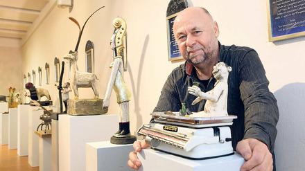 In seiner Ausstellung nimmt Rainer Sperl den Glauben an die Sternzeichen aufs Korn. „Wir Sterngesteuerten“ nannte er die zwölf Skulpturen.