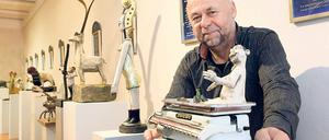 In seiner Ausstellung nimmt Rainer Sperl den Glauben an die Sternzeichen aufs Korn. „Wir Sterngesteuerten“ nannte er die zwölf Skulpturen.