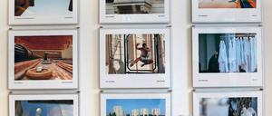 Sieh dich selbst! Szenen in ihrer Unterkunft und bei Spaziergängen haben die jungen Männer aus Afghanistan im Projekt „See You!“ fotografiert, begleitet von Fotograf Michael Lüder (l.). Junge Frauen nahmen ebenfalls teil, allerdings in einem reinen Mädchenkurs in Teltow. Ihre Bilder sind in der Ausstellung auch zu sehen (Foto oben).