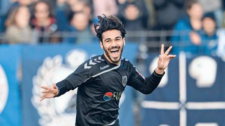 Torjubel mit besonderer Note. Im vergangenen Sommer wechselte Abulkadir Beyazik vom FC Viktoria 1889 Berlin zum SV Babelsberg 03. Am gestrigen Sonntag traf der 19-Jährige zum 4:1-Endstand gegen seinen Ex-Verein.