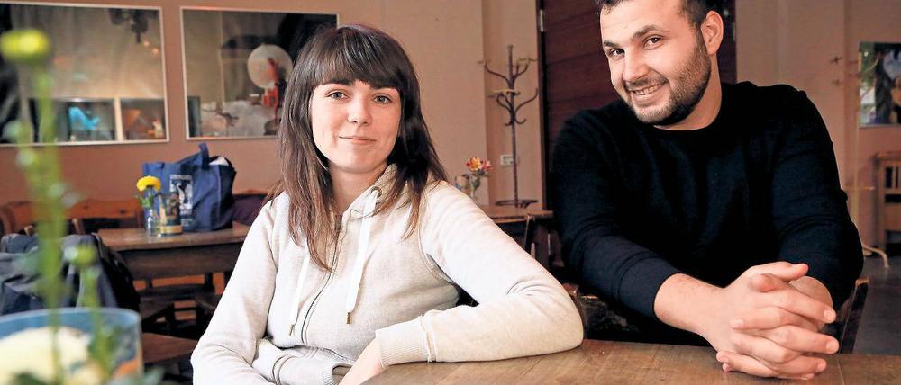 Fluchtgeschichte. Vor einem Jahr stand Jalal Mando noch an der türkischen Küste. Mittlerweile sitzt er in Potsdam mit der 22-jährigen Angélique Préau aus Frankreich an einem Tisch und bringt mit ihr ein Stück über die Flucht aus seiner Heimat auf die Bühne des T-Werks.