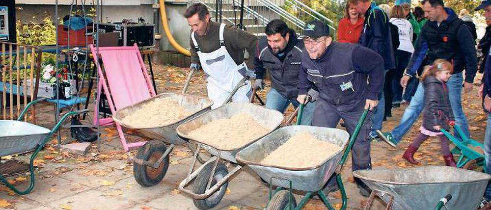 Wett-Schieben. Die Karnevalisten beschwingt bei der Arbeit.
