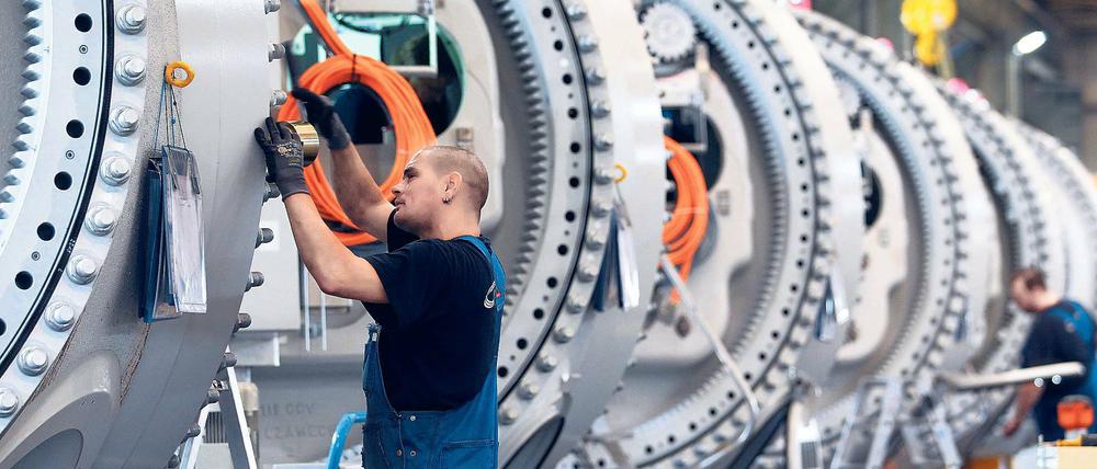 Boomender Speckgürtel. Monteure arbeiten an Naben für Windkraftanlagen. Brandenburg verzeichnet im Vergleich zu den anderen Bundesländern das drittstärkste Wirtschaftswachstum. Die Bildungsausgaben sind aber weiter sehr niedrig.