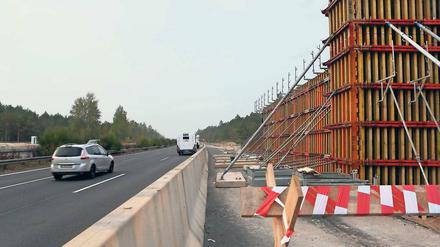 Gefährliches Pflaster. Auf der Autobahn 9 entsteht zwischen Beelitz und Beelitz-Heilstätten bis September 2018 eine neue Wildbrücke. Sie soll besonders kleineren Tieren wie Igeln oder Madern helfen, die sechsspurige Bahn zu überqueren. Zudem soll sie Unfälle mit großen Tieren wie Rehen verhindern.