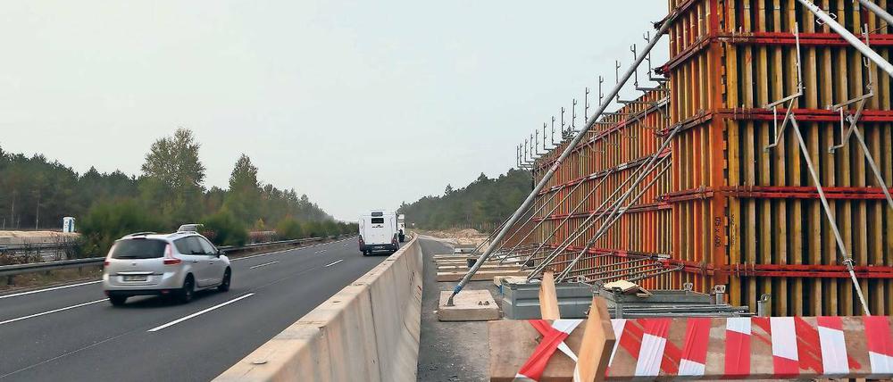 Gefährliches Pflaster. Auf der Autobahn 9 entsteht zwischen Beelitz und Beelitz-Heilstätten bis September 2018 eine neue Wildbrücke. Sie soll besonders kleineren Tieren wie Igeln oder Madern helfen, die sechsspurige Bahn zu überqueren. Zudem soll sie Unfälle mit großen Tieren wie Rehen verhindern.
