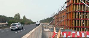 Gefährliches Pflaster. Auf der Autobahn 9 entsteht zwischen Beelitz und Beelitz-Heilstätten bis September 2018 eine neue Wildbrücke. Sie soll besonders kleineren Tieren wie Igeln oder Madern helfen, die sechsspurige Bahn zu überqueren. Zudem soll sie Unfälle mit großen Tieren wie Rehen verhindern.