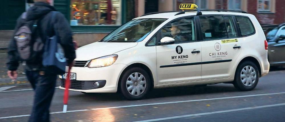 Taxi unterwegs? In den Nachtstunden müssen Kunden lange auf ein Taxi warten. Oft muss die Taxizentrale eine gewünschte Fahrt sogar absagen, weil sich kein Fahrer findet.