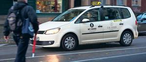 Taxi unterwegs? In den Nachtstunden müssen Kunden lange auf ein Taxi warten. Oft muss die Taxizentrale eine gewünschte Fahrt sogar absagen, weil sich kein Fahrer findet.