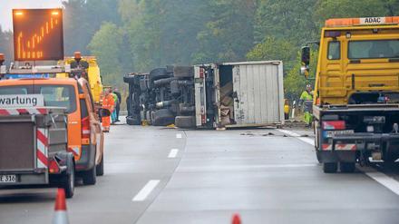 Stundenlange Blockade. Der Lastwagen kippte so, dass er alle Fahrspuren der A115 blockierte. Der Fahrer erlitt Schnittverletzungen.