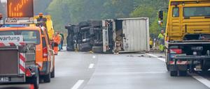 Stundenlange Blockade. Der Lastwagen kippte so, dass er alle Fahrspuren der A115 blockierte. Der Fahrer erlitt Schnittverletzungen.