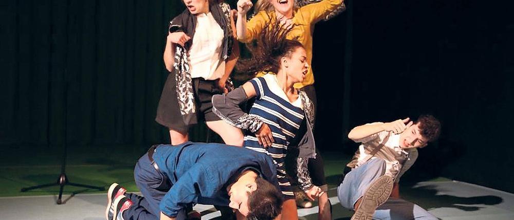 Sie lieben. Sechs Jugendliche sprechen, tanzen und beatboxen in „Liebenserklärung“ zur Musik von Gary Shepherd auf der Bühne. Sie richten sich direkt an das Publikum.