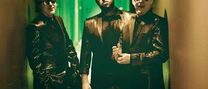 Im Glitzeranzug. Jeffery Moore, Robert Puls und Bradley Kok (v. l.).