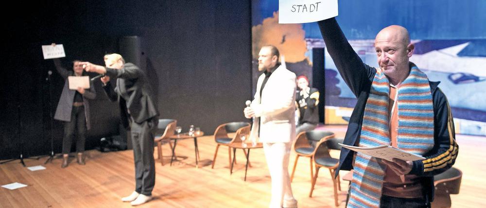 Die Diskussion zum Tanzen bringen. Zum Abschluss des Auftaktabends ließen die Schauspieler Eddie Irle (2.v.l.) und Florian Schmidtke (3.v.l.) die in der Diskussion gefallenen Begriffe noch einmal musikalisch Revue passieren – in einem Live-Slam.