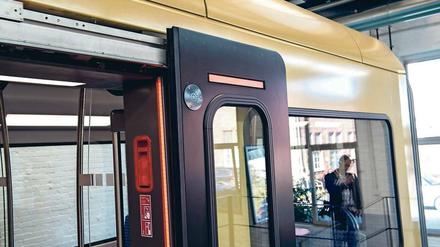 Der neue Zug. An den Türen gibt es akustische und optische Signale, wobei die Töne nicht allen gefallen. Viel Lob gibt’s dagegen für den vielen Platz im Fahrzeug. Tester dürfen hierzu einen Fragebogen ausfüllen. Auch zur Lackierung können sie ihre Meinung sagen.