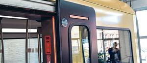 Der neue Zug. An den Türen gibt es akustische und optische Signale, wobei die Töne nicht allen gefallen. Viel Lob gibt’s dagegen für den vielen Platz im Fahrzeug. Tester dürfen hierzu einen Fragebogen ausfüllen. Auch zur Lackierung können sie ihre Meinung sagen.