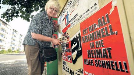 Schuldig oder nicht? Seit Jahren entfernt Irmela Mensah-Schramm Hassparolen und Nazi- Sprüche.