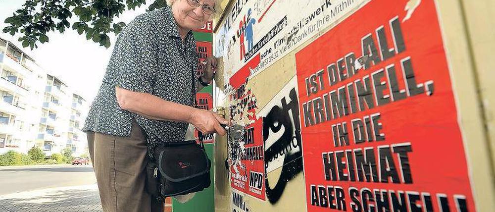 Schuldig oder nicht? Seit Jahren entfernt Irmela Mensah-Schramm Hassparolen und Nazi- Sprüche.