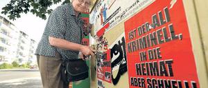 Schuldig oder nicht? Seit Jahren entfernt Irmela Mensah-Schramm Hassparolen und Nazi- Sprüche.