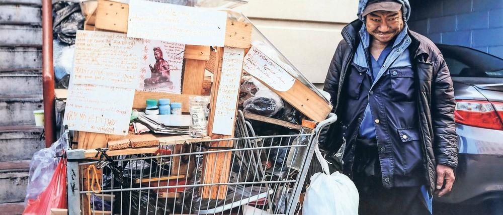 Bilder aus dem Alltag. Ein selbst ernannter Pastor, der mit seinem voll gestapelten Einkaufswagen durch die Straßen der Weltmetropole zieht. Trotz seiner Armut, teilt er gern.