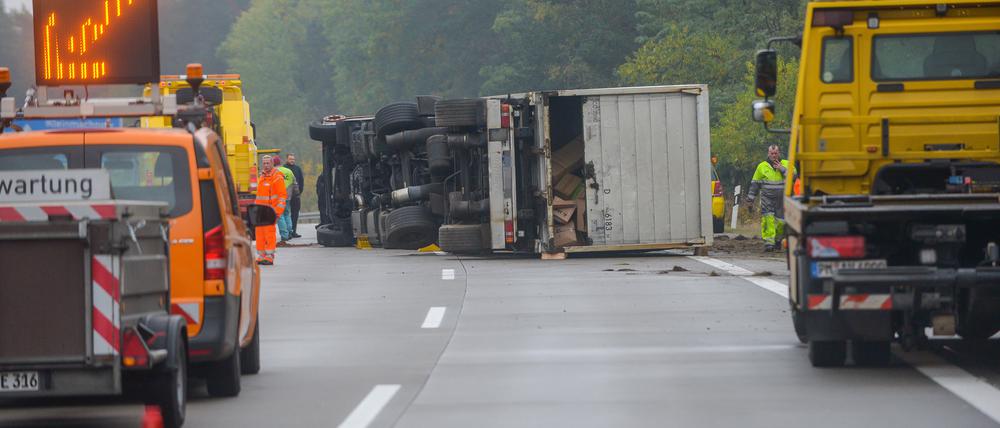 Der umgekippte Lkw auf der Autobahn 115 zwischen den Abfahrten Potsdam-Babelsberg und Kleinmachnow.