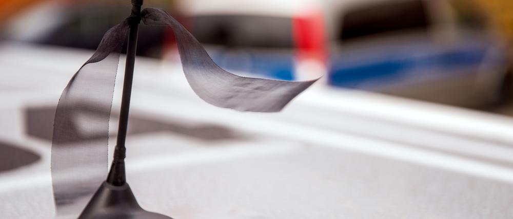 Wie auch in anderen Bundesländern sind Brandenburgs Polizeifahrzeuge bis zur Beisetzung des Beamten mit Trauerflor unterwegs.