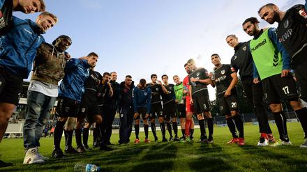 Zusammen raus aus dem Tief. Die Mannschaft des SV Babelsberg 03 ist momentan als Kollektiv gefordert. Sie muss gemeinsam an der Bewältigung der kritischen Situation arbeiten, um sich zu festigen und sogar gestärkt aus dieser Lage hervorzugehen.