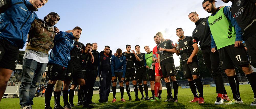 Zusammen raus aus dem Tief. Die Mannschaft des SV Babelsberg 03 ist momentan als Kollektiv gefordert. Sie muss gemeinsam an der Bewältigung der kritischen Situation arbeiten, um sich zu festigen und sogar gestärkt aus dieser Lage hervorzugehen.