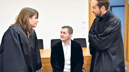 Betreut. Der Linke-Politiker Peer Jürgens (Mitte) vor Beginn des Prozesses vor dem Amtsgericht mit seinen Potsdamer Anwälten Marlen Block und Norman Lenz.